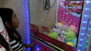 toy claw crane machine